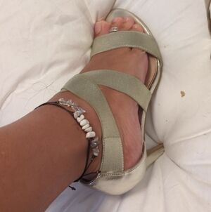 Kelly & Katie Gold heels USED